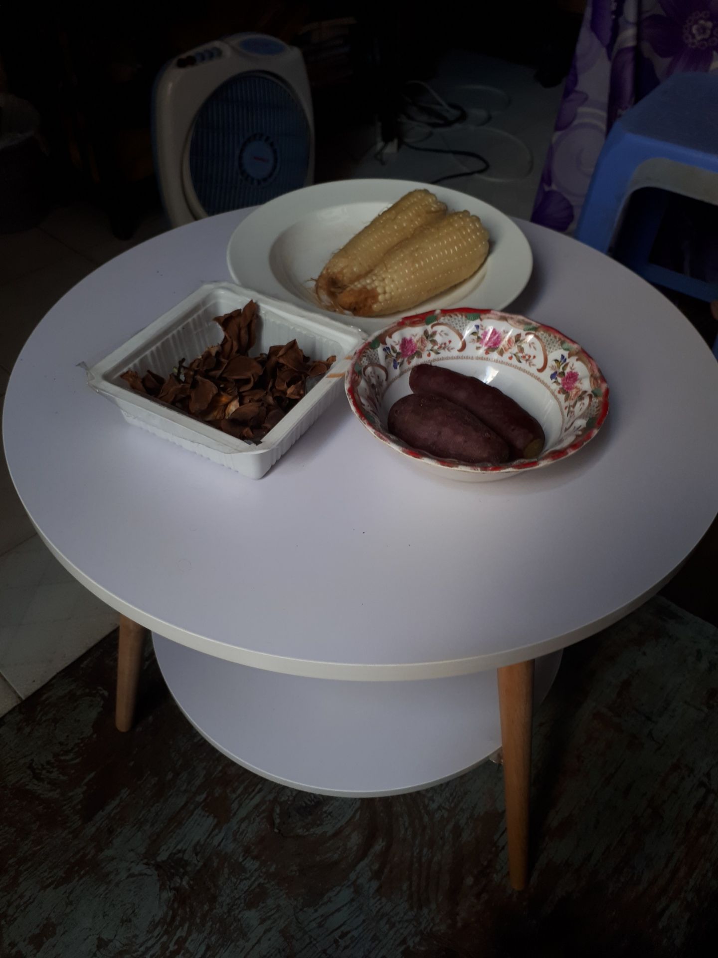 Bàn thiết kế đẹp, mình nhận được sản phẩm lành lặn, đầy đủ ốc, bản lề... Mọi chi tiết đều đẹp kể cả gỗ. Mặt mica khá nhạy cảm nên nếu vít mạnh quá có thể làm rạn nứt chút đỉnh. Chân bàn quên khoan lỗ để gắn mặt dưới nên mình tự đo đạc tự bắt ốc xuyên qua. Nhưng mình rất hài lòng, giá cả tốt, cảm ơn shop rất nhiều. Bàn thiết kế đẹp, mình nhận được sản phẩm lành lặn, đầy đủ ốc, bản lề... Mọi chi tiết đều đẹp kể cả gỗ. Mặt mica khá nhạy cảm nên nếu vít mạnh quá có thể làm rạn nứt chút đỉnh. Chân bàn quên khoan lỗ để gắn mặt dưới nên mình tự đo đạc tự bắt ốc xuyên qua. Nhưng mình rất hài lòng, giá cả tốt, cảm ơn shop rất nhiều.