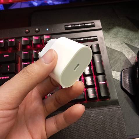 Có tem nhập khẩu Ngôi nhà Đức gì đó là được rồi khỏi cần mã gì mấy bạn ơi, đọc mấy review 1-2* kêu *** mà phì cười :))
Giờ là phần đánh giá cục sạc này của tôi chi tiết nhất trên sàn Tiki: sạc Apple góc cạnh đường viền rất sắc nét, rờ phê y như đầu cáp tặng kèm của iPhone, chữ nghĩa in rõ ràng, sắc nét không kém, Made in China, tốc độ sạc như quảng cáo của Apple, nhớ là sạc nhanh lên đến 80% sẽ sạc chậm hẳn và nhiệt sẽ mát gần như lúc chưa sạc vì lý do gì thì mấy bạn google thêm để hiểu, cơ chế đó là đúng. Tiện tôi có cục sạc PD của Anker lôi ra *** nhiệt so sánh, liệt kê chi tiết trong bảng mấy bạn tham khảo nhé, nói chung không chênh lệch nhiều lắm. Chọn sạc nào là tùy cá nhân mỗi người, cứ chuẩn PD tương thích iPhone là được, tôi thì dùng cả Anker lẫn Apple.