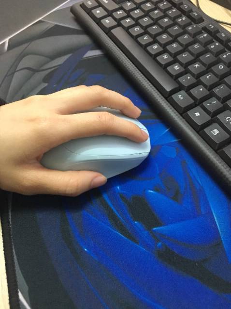 Màu sắc chuột trang nhã, xanh rất đẹp rất giống ảnh chân thực . Chuột cầm đầm tay, chắc chắn, mình *** thấy click êm không có tiếng ồn đúng như quảng cáo, hàng đóng gói cẩn thận, đẹp. Giao hàng nhanh. Shop tư vấn rất có tâm,  nhiệt tình. Sẽ ủng hộ Shop thêm. Nên mua nhé mn