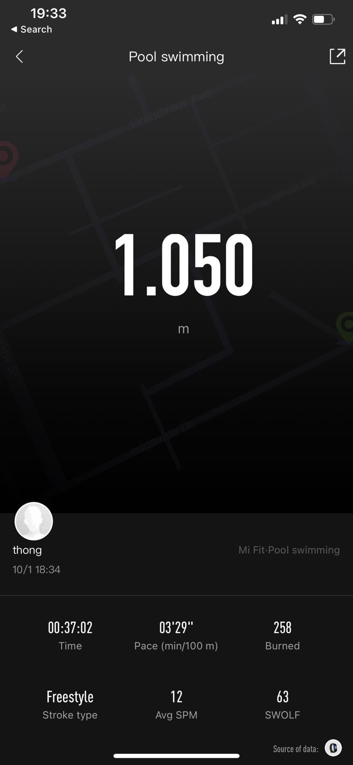 Quần rất okie, mũ bơi và bịt tai xài tốt.

Mình có mua thêm cái kính của shop. Phải nói là cực kỳ hài lòng. Bơi 1 mạch 1.000 m mà k phải tháo kính ra lần nào. Đeo rất thoải mái. K bị sương mù, k bị vô nước. Sẽ mua thêm