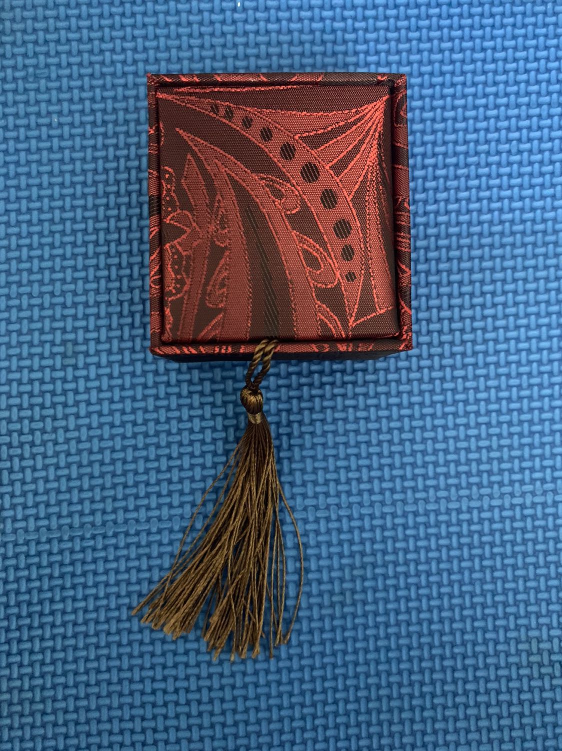 Shop đóng gói trong hộp rất đẹp, đậm chất Trung Quốc luôn ạ, hạt đậu to, bóng, màu đỏ rất đẹp! Shop giao hàng cực nhanh luôn!