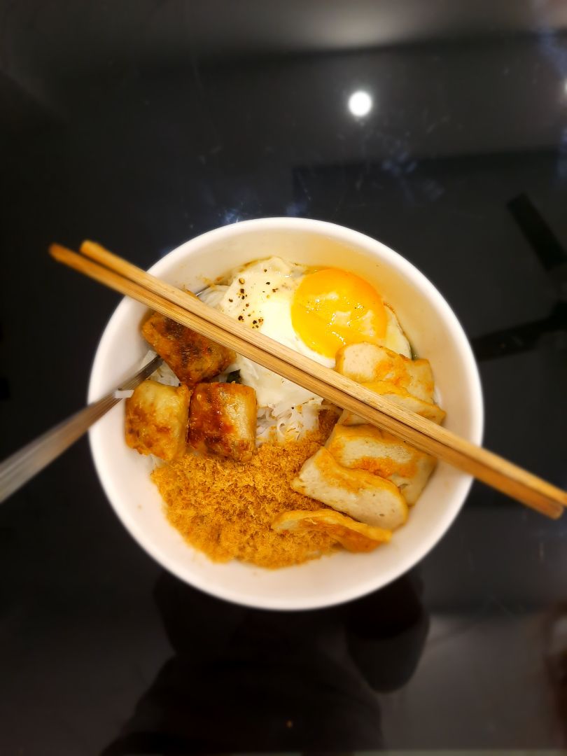 nồi hơi to xíu nhưng mà nhìn chắc chắn 
inox 304 thì khỏi bàn rồi nha
*ảnh không liên quan lắm nhưng được nấu từ nồi đó ra nghen🥲