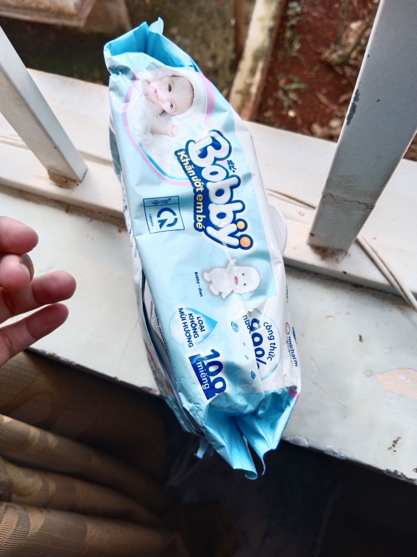 bịch khăn ướt vừa cũ vừa dơ mà cũng giao được cho kh là sao? trong khi sợ ko uy tín nên đã chọn mall mà làm ăn như vậy. tiki giao hàng bao nhiêu lần cũng gặp vấn đề