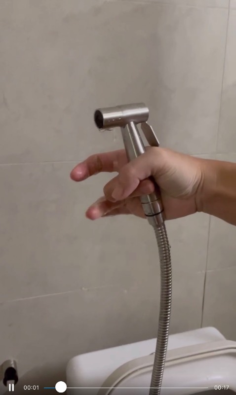 Sản phẩm không dùng được; chảy nước dù không làm gì.
1 sao vì tiki giao đúng hẹn. Quá buồn