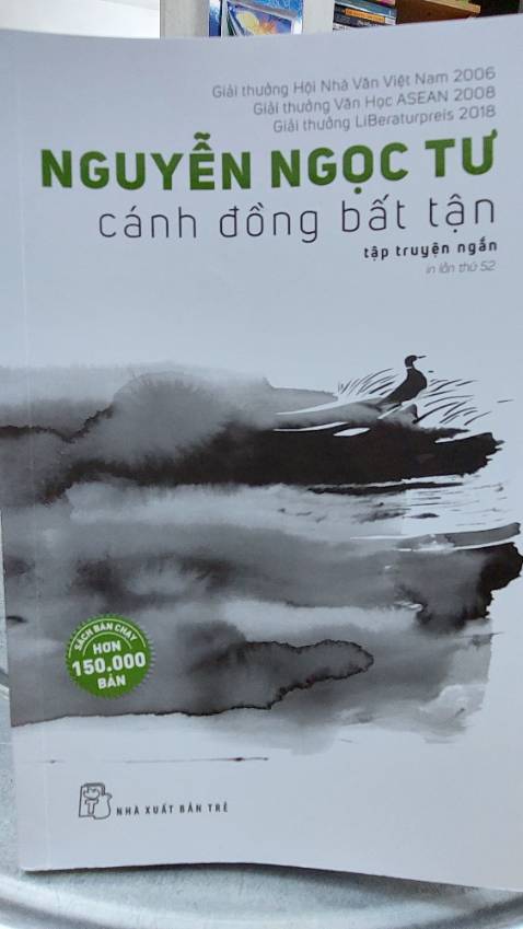 Hơn mười truyện ngắn về thân phận con người vùng sông nước dường như bất tận châu thổ đồng bằng sông Mê kông. Đó đều là những mẩu chuyện mộc mạc nhẹ nhàng không quá bi lụy về những mảnh đời chìm nổi, lênh đênh. Những người dân Nam bộ thật thà, chất phác vẫn bình thản, lặng lẽ sống như vậy từ bao đời trong một không gian rất riêng, dù hoàn cảnh sống còn rất nhiều khó khăn nhưng bặt không một lời ta thán mà chỉ thấy chan chứa tình người.