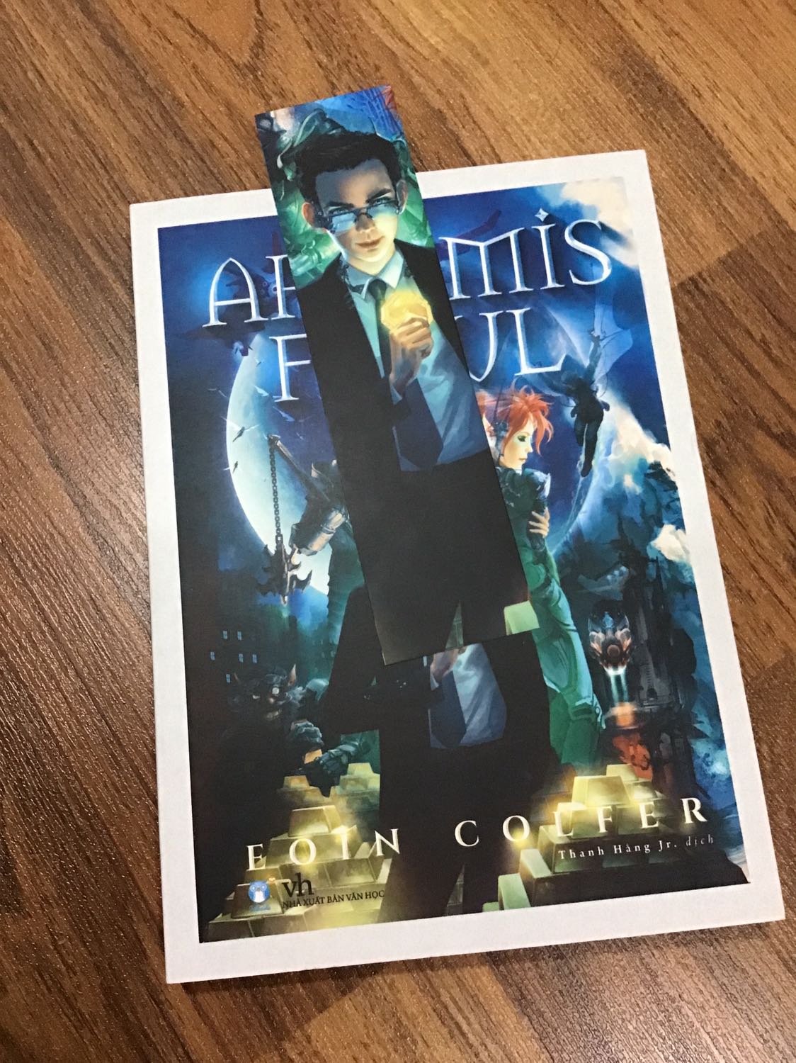 Mình nhận sách còn nguyên tem, nguyên màn bọc sách. Sách kèm bookmak. Nội dung chưa xem nên chưa review dc. Sẽ ủng hộ tiki dài dài