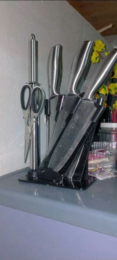 Mình vừa nhận đc hàng. Dao dày. Thử cắt thì thâdy sắc bén lắm.  So vs giá như này thì bộ dao này quá oke luôn. Nên mua nha mn. shop tư vấn nhiệt tình