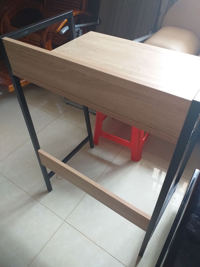 Bàn đẹp, gọn gàng, tiện lợi, như mẫu luôn nha. Mà shop giao thiếu ốc vít nhé, may mình có mua kệ, bàn của shop mấy lần, lắp ráp xong dư 2,3c ốc mình có giữ lại.