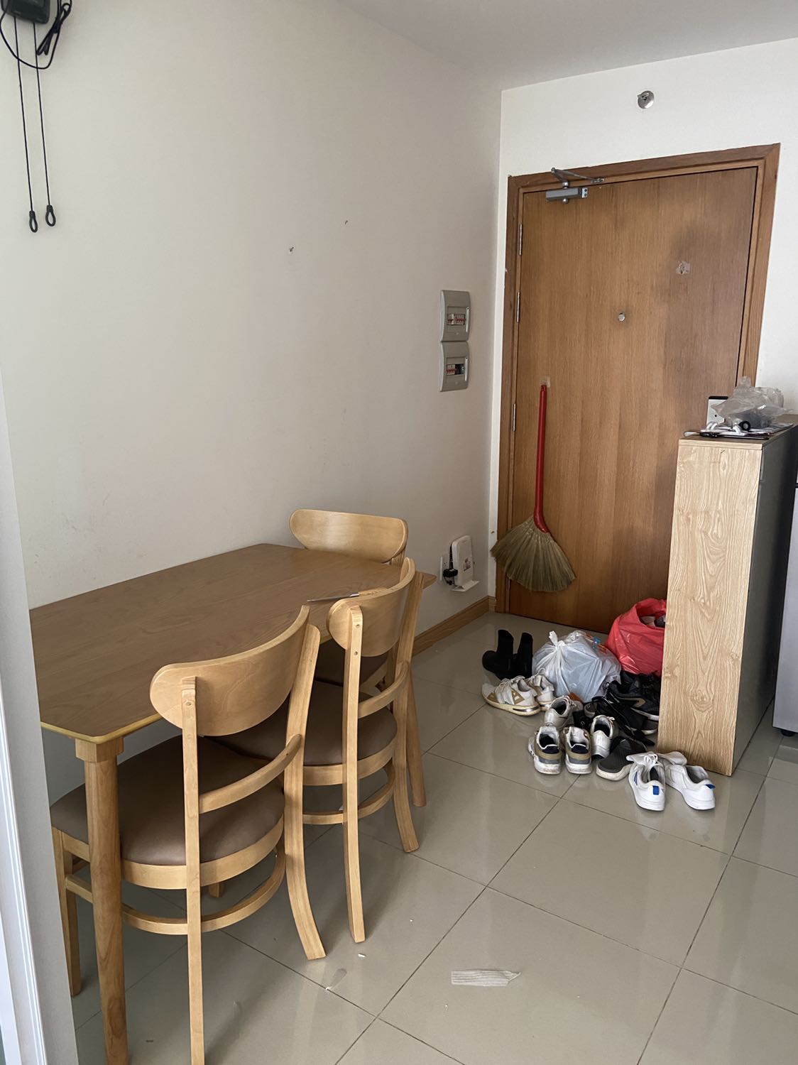 Shop giao hàng rất nhanh, sau 10p đặt đã liên hệ để giao hàng mà mình đang đi làm. Bàn dễ lắp đặt, chất lượng tốt