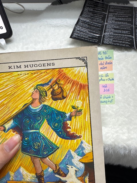 Cá nhân mình thấy nội dung sách viết lan man, khó hiểu vì mình cũng chỉ là newbie. Sách sắp xếp ẩn chính không theo hành trình của chàng khờ mà theo các phân định riêng của bài, gây cực kỳ khó hiểu và khó nhớ. 
Cách dạy các phương pháp trải bài cũng khó hiểu, ngôn ngữ khó tiếp cận, giải thích mơ hồ, đôi khi mình cũng cố gắng thực hành một trải bài theo hướng dẫn nhưng phải bỏ ngang vì chả hiểu nổi câu hỏi là gì. 
Cách tiếp cận các là hoàng gia cũng gây khó hiểu, lú lẫn luôn vì chỉ giải thích sơ, muốn hiểu phải học thêm tài liệu ngoài. 
Cũng không có hình ảnh minh hoạ cho lá bài, học tới đây thì tự lục tìm hình ảnh của lá đó. 

Cực kỳ k rcm quyển này và hối hận khi đã học theo