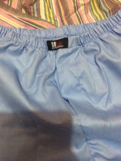 Mình đặt hàng từ 17/9 và mãi tới 10/11 mới nhận được hàng, tiền ship là 44k cũng không hề rẻ. Chất lượng quần thì cug gọi là tạm ổn so với tầm giá, cảm thấy mẫu màu xanh chất lượng vải OK nhất. Còn chiếc sọc màu hồng kia thì thấy lòe loẹt quá