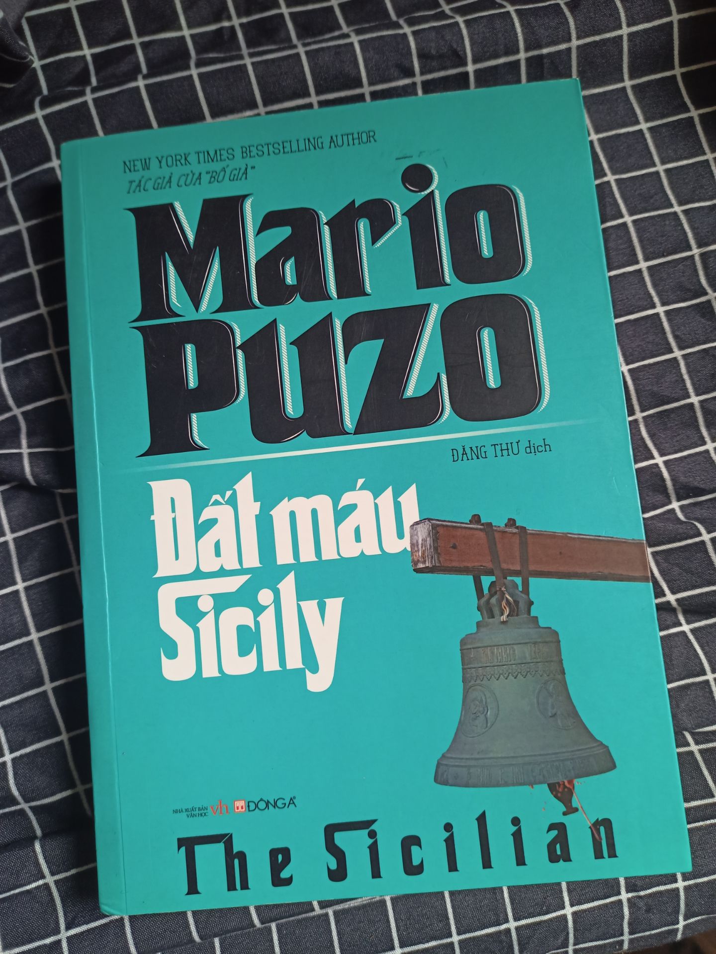 Đất máu sicily, đúng như tên gọi của nó, là một vùng đất đầy rẫy thế lực và cạm bẫy. Xây dựng nhân vật theo hướng anh hùng điển hình hoá, song nhà văn Mario Puzo vẫn không đánh mất đi yếu tố mafia trong đó. Cuốn này mình đọc cũng mất khá nhiều thời gian, chủ yếu là đọc mỗi ngày một đoạn để cảm nhận kỹ hơn về cuốn sách. Có thể nói văn phong tuyệt vời. Chính nghĩa đan xen với mưu đồ phản trắc, cũng có những cú twist bất ngờ. Sau khi đọc xong Bố già, mình thích Michael lắm rồi, sang bên đây gặp Turi thì mình nghĩ cần phải xem xét lại😗. Đặc biệt là cái kết khá ấn tượng. Thiết nghĩ nếu Turi còn sống đến cuối thì có lẽ lại không trở thành huyền thoại vang dội như khi anh ta chết đi nữa. Và còn tình bạn giữa Turi và Aspanu nữa, vừa có thể nói đó là một tình bạn đẹp, vừa có thể nói đó là một nhát dao đầy đau đớn. Liệu trong đó có uổn khúc nào khác nữa không nhỉ? Nên đôi khi cái kết khiến người ta tò mò mới thực sự ấn tượng.