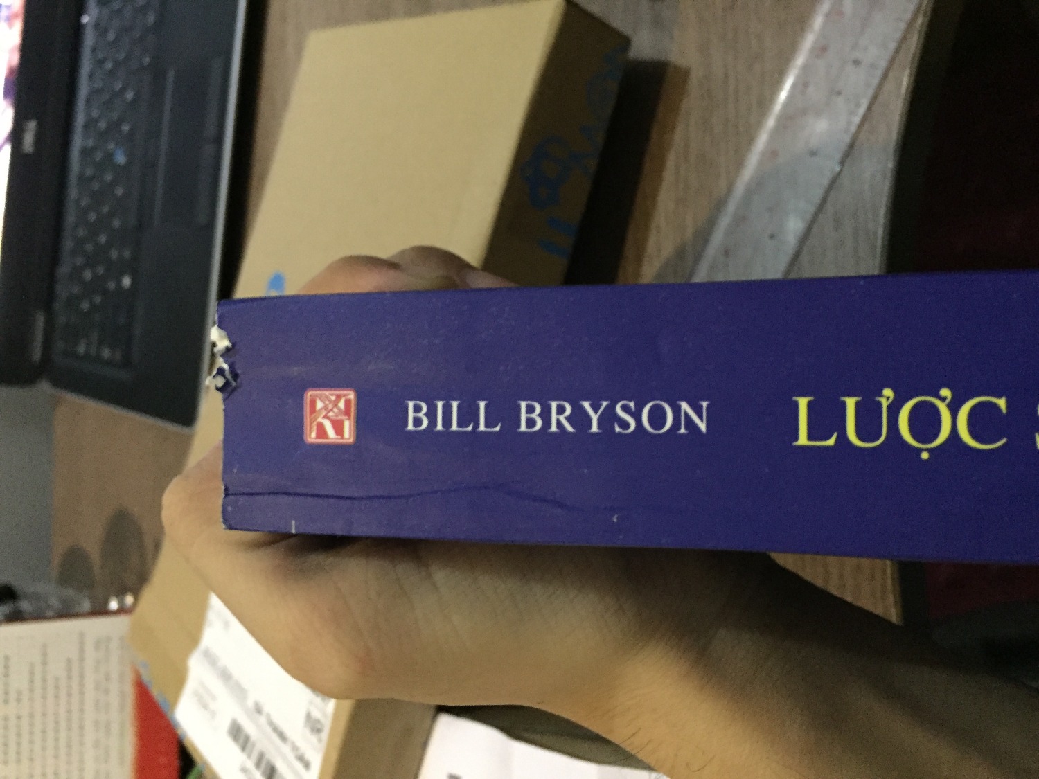 Mình cực kì thích quyển sách này, nên đã đặt mua. Sau gần 3 ngày thì hàng được giao tới. Rất háo hức mở ra xem. Nhưng khi mở ra thấy quyển sách bị rách phần bên trên đỉnh sách và rất giống như sách cũ thì lúc đó mình cảm thấy hơi tuột cảm xúc! Và đang chờ Tiki xử lí đổi trả!
