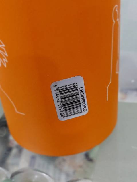 Bề mặt rất nhám, Không trơn, hai bên hông thiết kế hơi lỏm vào trong nên cầm rất chắc tay và không sợ rớt. Cho đá vào thì 24h sau đá vẫn còn 2/3 hoặc 1/2. Giữ lạnh tốt uống rất thoải mái. Còn đồ nóng thì chưa test. Mình mua thêm túi này định xài cho ly giữ nhiệt. AI ngờ cũng chắc và xài tốt cho bình. Hơi rộng phần đầu do cái này cho  lý giữ nhiệt 900ml mà . này: https://tiki.vn/product-p38666608.html?spid=38666609