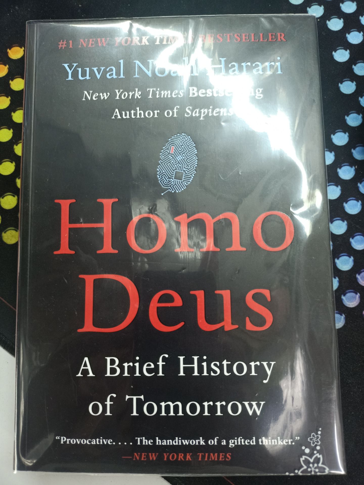 Sách dày và khá nặng vì sách in màu trên giấy bóng. Giá sách rẻ so với chất lượng.