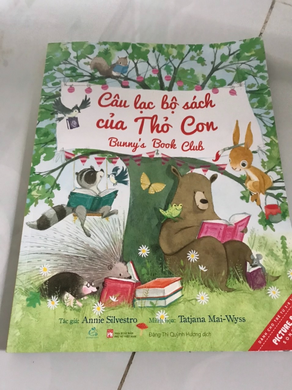 Sách giấy dày, nội dung dễ thương, hình vẽ đẹp. Bé mình 3 tuổi đọc rất thích.