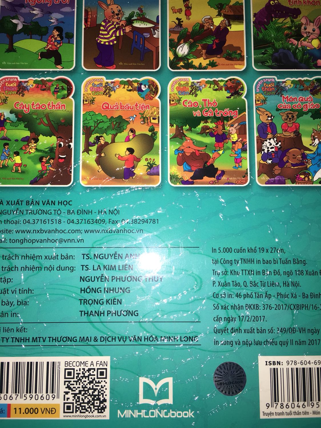 1 Quyển “Món quà của cô giáo” ngoài bìa hơi nhăn. Bên trong ok. 2 quyển “Cây táo thần” và “Cáo thỏ và gà trống giấy không ép lớp nhựa bóng sạch như các quyển còn lại.các quyển Còn lại thì sạch sẽ, bìa bóng đẹp, màu sắc ok. Vì bé nhà mình hơi khó tính nên có chút xíu là ko vui. 3 sao thôi nhé.