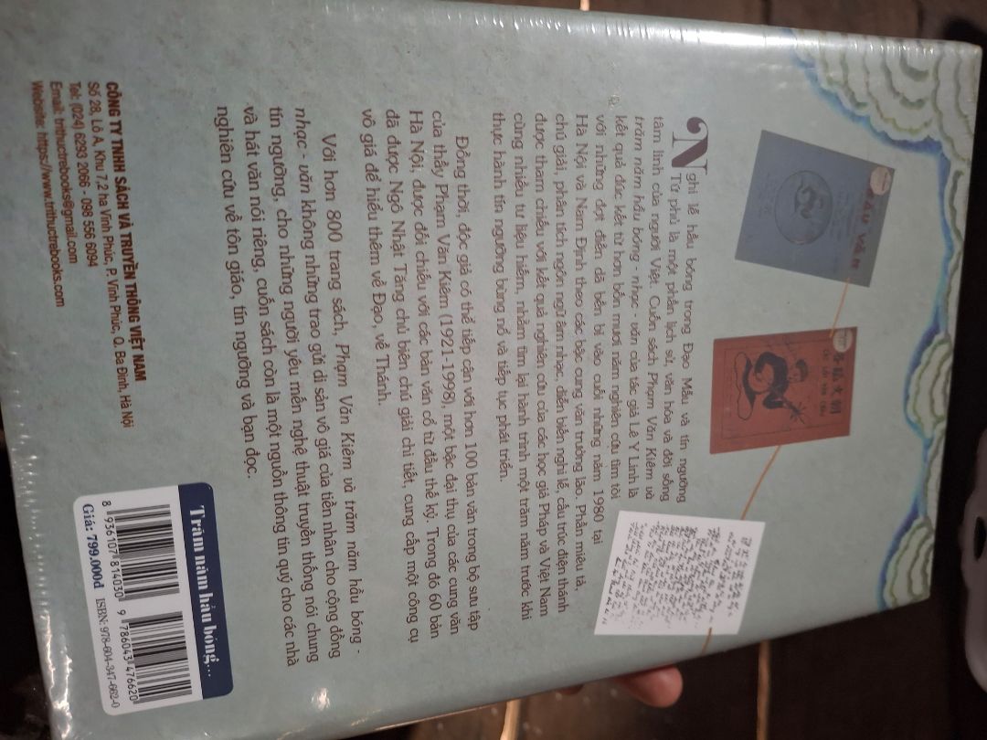 Sách tuy dính bụi nhưng có lớp màng co bọc sách nên cũng không ảnh hưởng gì nhiều, chỉ bị móp nhé cạnh nhưng không đáng kể