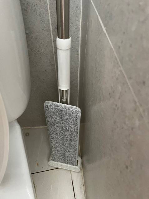 Trước nhà mình hay xài cái bộ lau nhà gia dụng bình thường ấy cứ phải dùng tay vắt rất là bất tiện luôn, vừa bẩn tay mà lại vất vả. Tham khảo mãi mới quyết định mua sản phẩmn này, tuy đã xem rất kỹ nhưng cũng khá bất ngờ về chất lượng :o khi dựng đứng cái là phần bông lau tự động gấp gọn lên rát hay. Gọn gàng và tiện lợi, bông lau mềm mịn bản lau to nên lau rất nhanh chóng. 1 sự lựa chọn đúng đắn, cảm ơn shop