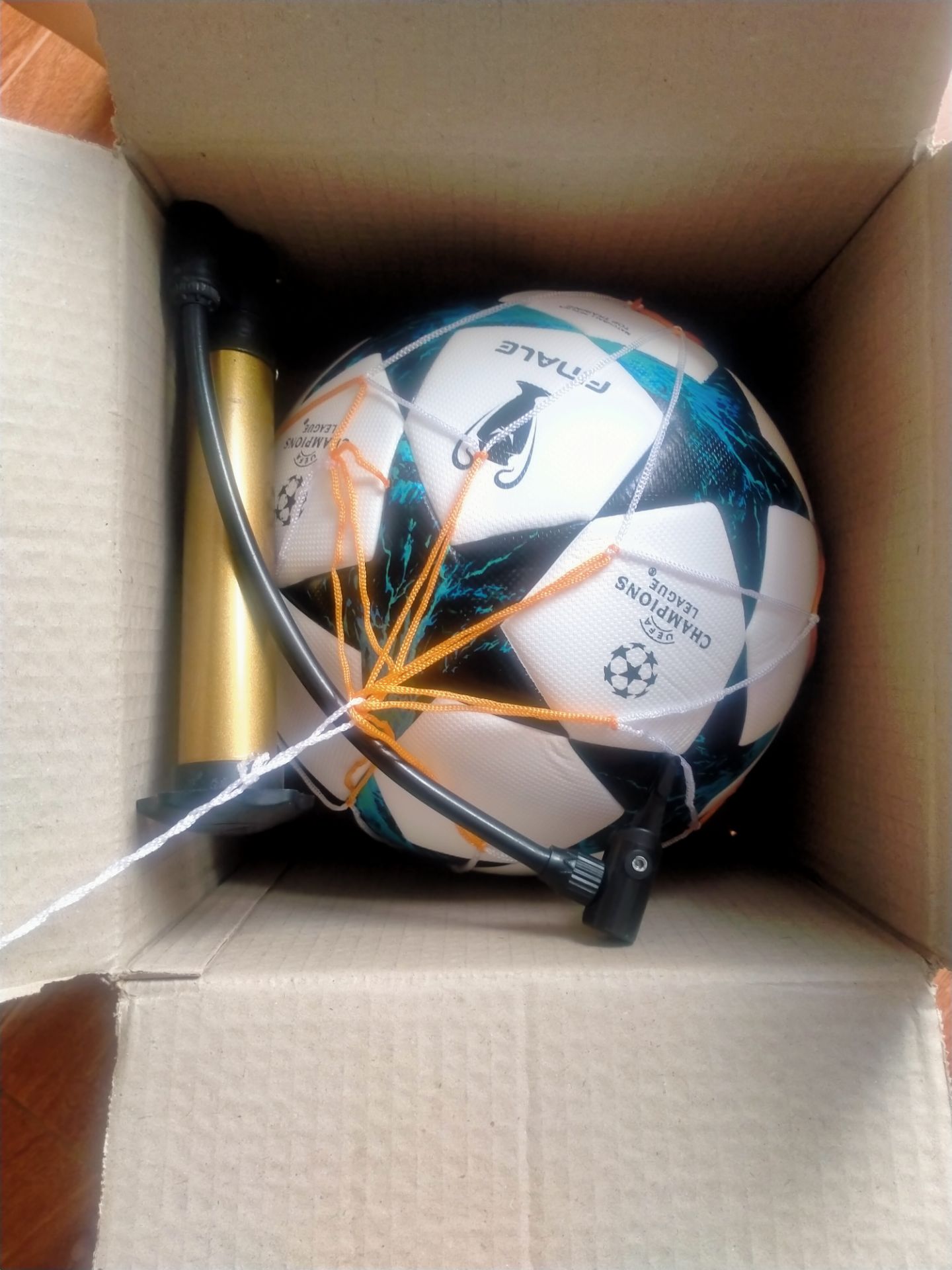 Giao hàng nhanh, đúng hẹn, bóng tròn đều. là bóng cơ bắp nhưng đá êm, nói chung là rất ổn. Lần sau sẽ mua tiếp Giao hàng nhanh, đúng hẹn, bóng tròn đều. là bóng cơ bắp nhưng đá êm, nói chung là rất ổn. Lần sau sẽ mua tiếp