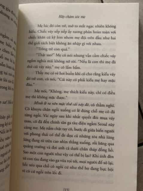 Sách đẹp, chất lượng giấy tốt (mình chỉ vuồn là không tặng bookmark🥲). Giao nhanh cực kỳ, mới đặt qua mà nay đã có hàng rồi💯
Về nội dung thì mình nghe review thấy cũng hay nên mua về đọc thử xem sao.