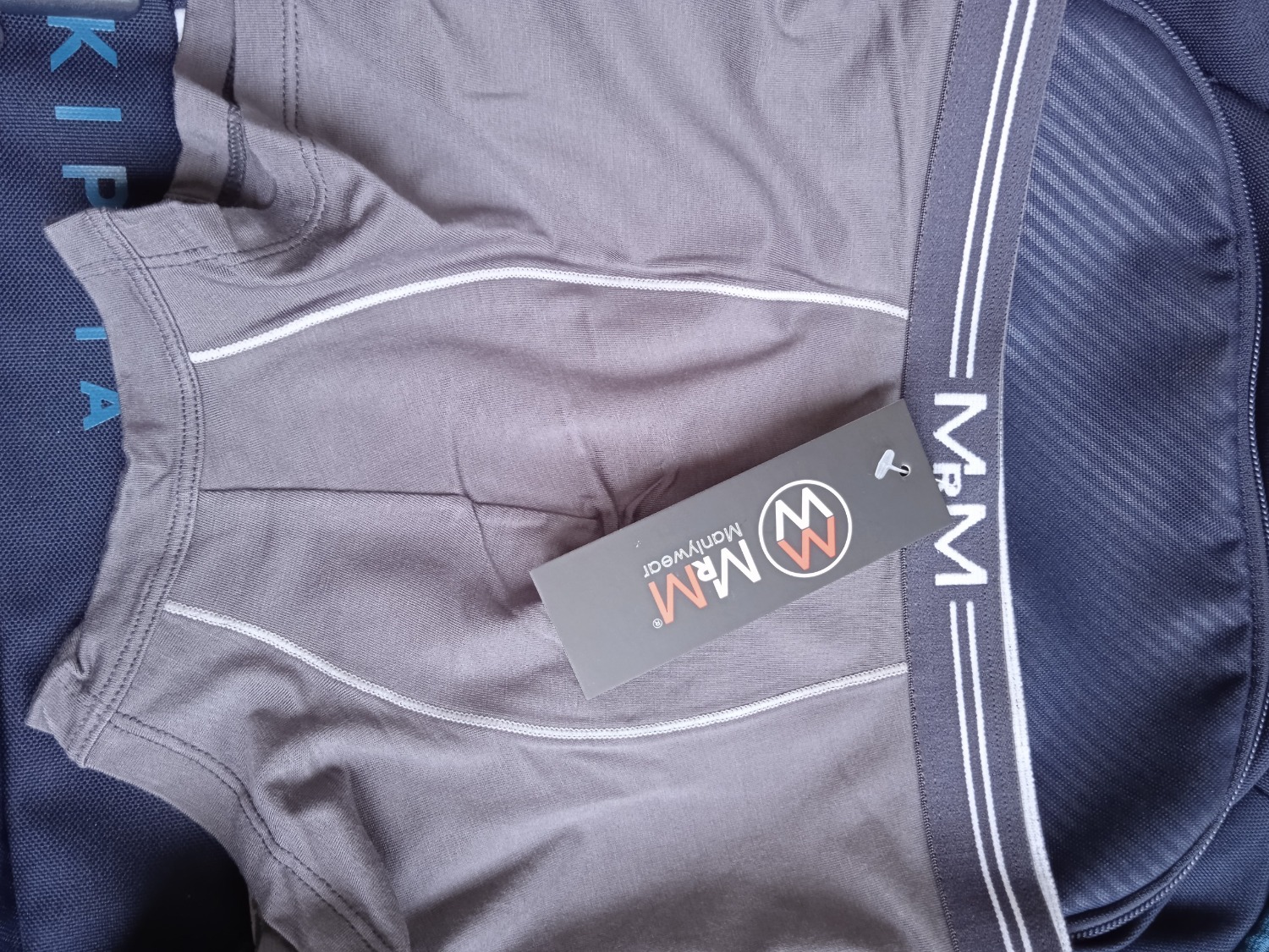 Trải nghiệm ban đầu cực kì tốt.
Đặt hàng tiki 2h giao nhanh, hộp tiki đóng gói đẹp cực kì cẩn thận, bên trong hộp tiki là hộp 4 quần của shop, thông tin chi tiết logo thương hiệu sp,địa chỉ web đầy đủ chi tiết.
Sp giao đúng 4 màu, 4 size, Sp như mô tả.
Quần chính hãng,tiền nào của nấy, chất lượng tốt giá tiền chưa đến 70k/chiếc theo set 4 quần, thậm chí rẻ hơn cả ngoài shop offline mà chất lượng còn tốt hơn.
Vải Bamboo sờ rất mềm mịn, mát ,co giãn thoải mái nhưng độ bền thì chưa biết.
mặc 1 thời gian xem có bị bai zão không. 
Cảm quan ban đầu thấy đáng tiền, chấp nhận được....