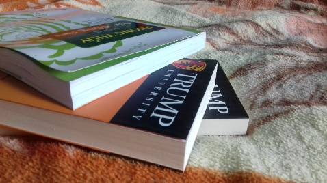 Chào tiki, mình đã mua rất nhiều sách trên tiki và đây là lần đầu tiên mình shock khi nhận sách. Ba cuốn sách gồm Phong thủy trong bất động sản, Donald Trump chiến lược đầu tư bất động sản và Bất động sản căn bản, đều được giao:
1. Không có bọc nilon bên ngoài.
2. Sách phủi đầy bụi.
3. Sau khi lau bụi xong, sách trông rất cũ trong khi sách mới được xuất bản đầu năm 2021.
4. Đặc biệt là cuốn Phong thủy trong bất động sản thì vô cùng cong quẹo, gấp mép.
5. Mình thật sự buồn vì giá sản phẩm và chất lượng bề ngoài của sản phẩm tỷ lệ nghịch nhau.
Mình rất mong tiki cải thiện về chất lượng sản phẩm trước khi giao hàng.
Trân trọng cảm ơn.