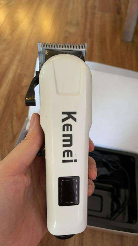 Máy cầm chắc tay, cắt ngọt, pin trâu cắt cho 2 người mới tụt 10%. Ngon phù hợp giá tiền.