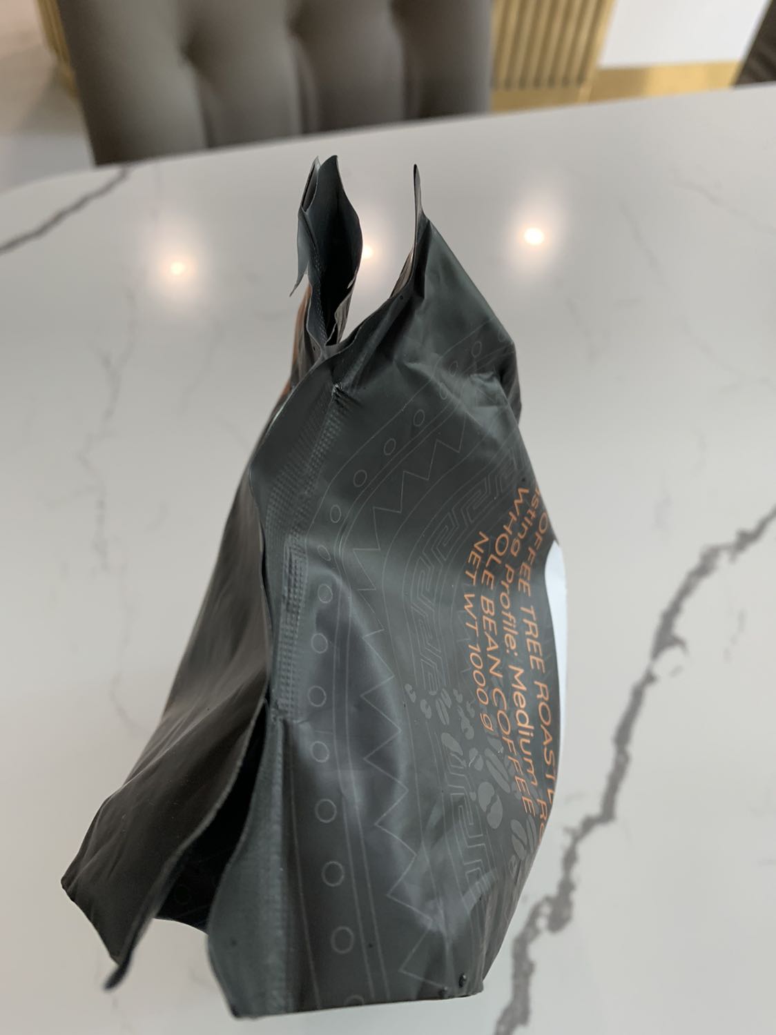 Giao hàng chậm trễ nhưng không thông báo. Hàng hoá là cà phê giao bị chậm mà còn còn bị thủng, làm cafe mất chất lượng.