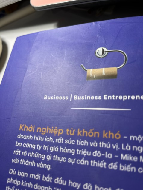 Tiki giao cho cuốn sách như nùi giẻ v đó. Không phải vì vận chuyển làm hư, mà tiki chọn cuốn sách cũ để gửi hàng :))