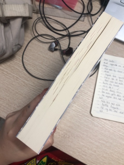 Gói cẩn thận, sách kh bị defect chỗ nào, cuốn này đọc tuyệt vời lắm. Thế giới lồng trong thế giới mô tả được hết vẻ đẹp của ngòi bút và phonh cách của Murakami =)) đây là cuốn đầu tiên mình đọc của ông nhưng mà đã cực kì thích rồi =)) chắc chắn sẽ mua thêm để đọc 🌝 mình săn cuốn này giá 101 thì phải siêu hời