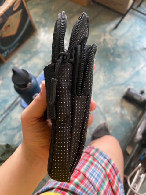 Hàng giống mẫu. Chất lượng tương đối, đường may thấy cũng ổn. Nói chung giá tương đối thấp mà vậy là cũng ok rồi 👍 Đựng vừa điện thoại tầm 6.5 inch á ae, tui đựng vừa 2 con iphone 11 pro max, túi ngoài có thể bỏ chìa khóa hoặc tai nghe.