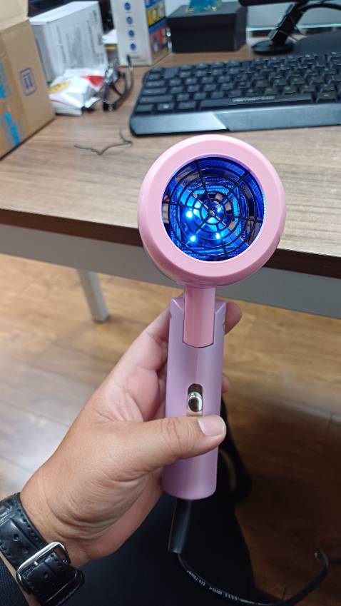 Cầm rất nhẹ tay, chất liệu nhựa có cảm quan không được tốt nhìn nó mỏng manh như nào. Không biết xài được bao lâu.