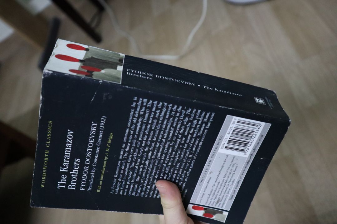 Chả hiểu mua 2q sách chỗ các bạn 1q thì oke mới đẹp, quyển còn lại thì như đã bị dùng đi dùng lại nhiều lần, bụi bặm, nát và còn hơi ẩm ướt. Mua sách trên Tiki đã lâu chưa bao giờ cảm thấy tệ như thế này. Lúc đầu cũng chỉ muốn gọi điện cho *** báo trả lại nhưng lần nào gọi cũng máy bận, chờ mãi cũng không ai nghe máy.... Thiết nghĩ các bạn cần xem lại cách bạn chăm sóc khách hàng+ kiểm tra hàng trước khi giao.