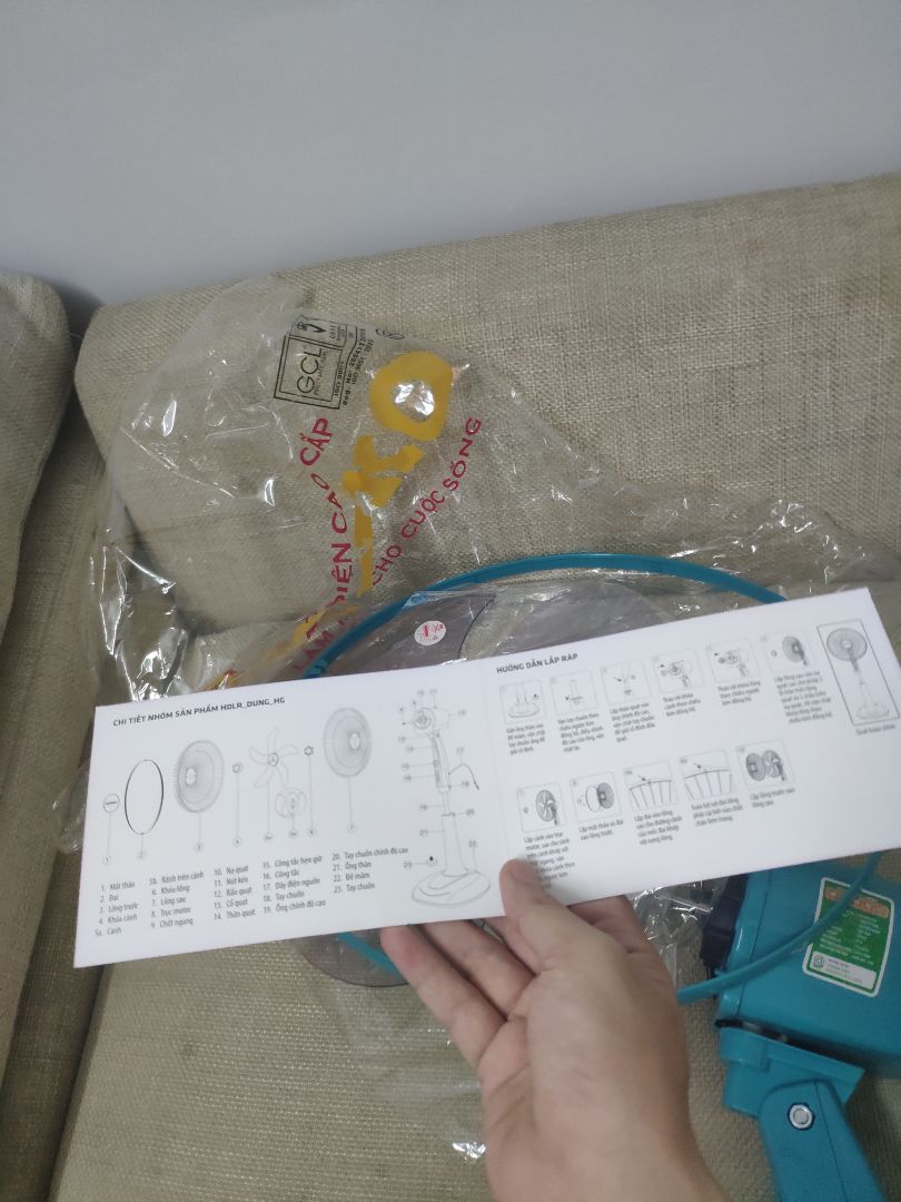 Quạt lắp phần đế vào ko khớp, nút quạt gỉ sét dù lần đầu mở ra còn nguyên thùng. Quad thất vọng