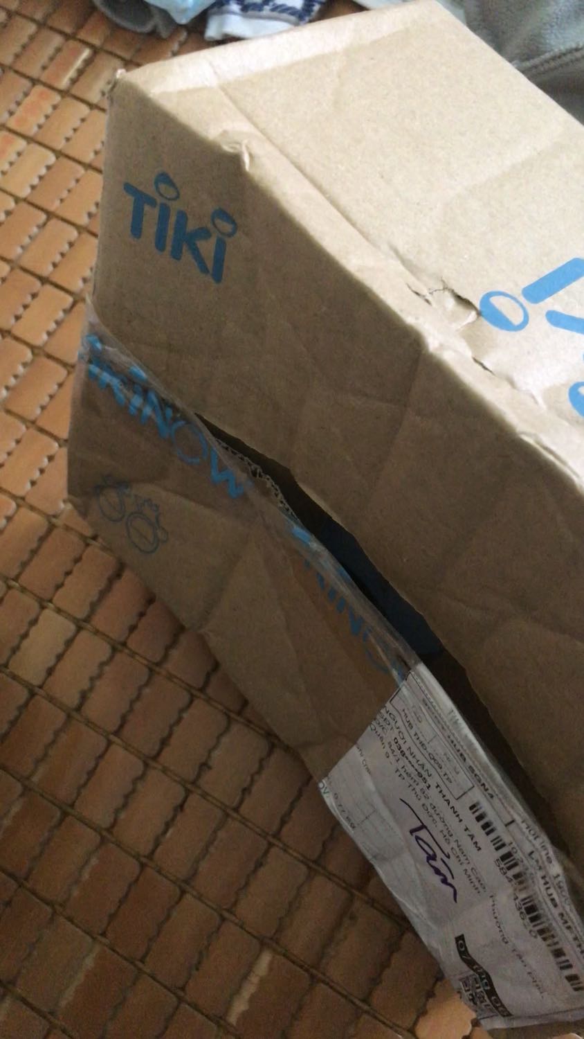 Lần đầu mua hàng ở Tiki mà thấy hàng bung béc ra hết cả hộp, gói hàng sơ sài đến nỗi mình còn k cần bốc băng dính cũng tự bung r. Quà tặng thì mình rất thất vọng. Bảo giao màu ngẫu nhiên thì chấp nhận chứ không chấp nhận quà xấu vỏ hư hỏng rỉ sét như nào cũng được. Mình đã từng mua và nhận rất nhiều gift từ các hãng nhưng quà của các bạn ấy vô cùng chỉn chu. Mình cực kì không hài lòng và mong các bạn Annessa cũng như Tiki đọc được đánh giá này để cải thiện dịch vụ tốt hơn.