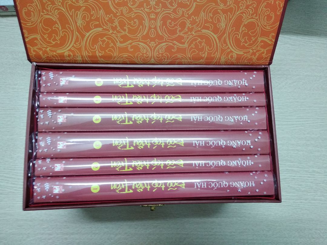 vận chuyển vẫn chưa tốt làm hộp bị móp xíu. Nhưng nd thì miễn chê nhé, dân ta phải biết sử ta, để gìn giữ tinh thần dân tộc mình. Bộ tiểu thuyết lịch sử này sẽ khiến mn thấy yêu sử, yêu nước mình hơn, mọi người hãy mua đọc đi ạ