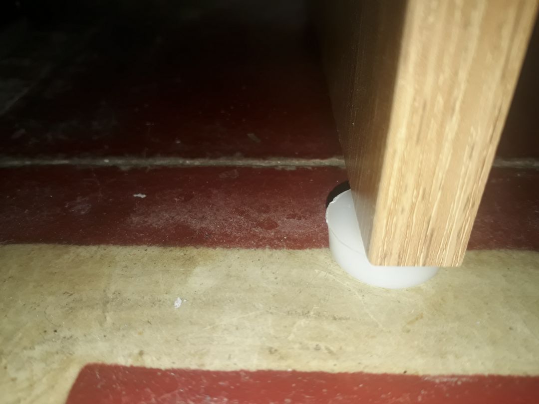 Quá trình lắp cũng không quá khó, các lỗ khoan khớp với nhau, phải biết cách lắp thì mới dễ. Nhưng cái mình mua thì 1 ván dài thiếu mất 2 lỗ khoan nên có 1 ngăn không lắp được. Ngoài ra chân tủ bị bập bênh dù đã lắp hoàn toàn khắp với các lỗ khoan, và cách giải quyết của mình là gắn 1 cái chân đế kèm theo vào chỗ bập bênh là xong. Tóm lại chất lượng ổn trong giá(160k). Lỗ thiếu có thể tự khoan và khắc phục đc nên mới cho 3 sao. Quá trình lắp cũng không quá khó, các lỗ khoan khớp với nhau, phải biết cách lắp thì mới dễ. Nhưng cái mình mua thì 1 ván dài thiếu mất 2 lỗ khoan nên có 1 ngăn không lắp được. Ngoài ra chân tủ bị bập bênh dù đã lắp hoàn toàn khắp với các lỗ khoan, và cách giải quyết của mình là gắn 1 cái chân đế kèm theo vào chỗ bập bênh là xong. Tóm lại chất lượng ổn trong giá(160k). Lỗ thiếu có thể tự khoan và khắc phục đc nên mới cho 3 sao.