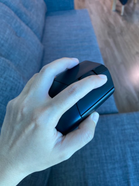Chuột cầm êm với vừa tay, có điều click tiếng to quá. Xài đc 2 tuần thì có dấu hiệu nhảy loạn xạ nhưng đc shop hỗ trợ đổi cho cái mới. 5* cho dịch vụ của shop, về chuột thì mình đánh giá 3/5 cho bạn nào cân nhắc muốn mua