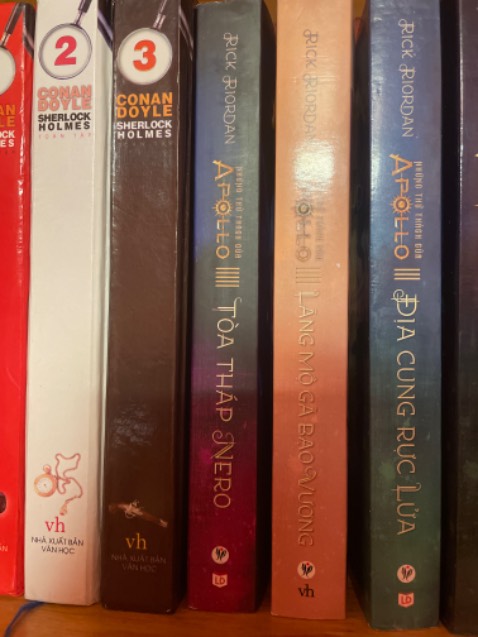 Truyện hay, bìa trước hơi bị cong phần viền dù có bọc seal (mình nghĩ lỗi từ khi in)