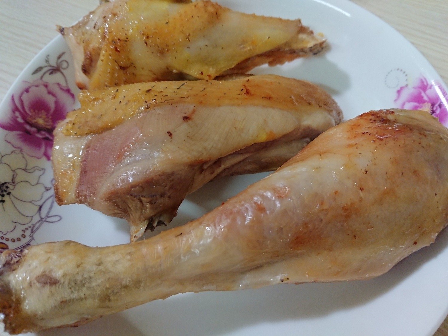 Một sản phẩm cồng kềnh và lần nay Tiki đóng gói cẩn thận hơn khi có thêm hộp giấy bọc lại hộp Lock&Lock (lần trước tôi mua máy pha cà phê chỉ có bọc nylon, hộp bị móp méo tại cảm giác hàng không mới).
Bỏ qua vấn đề giao nhận hàng, nguyên lý hoạt động của nồi chiên không dầu tương tự lò nướng gồm thanh nhiệt và luồng khí nóng luân chuyển quanh thức ăn. Với chất lượng Lock&Lock, nguyên lý này sẽ hoạt động gần như hoàn hảo. Thực phẩm chín đều, giữ nguyên mùi vị của thực phẩm. Đặc biệt cảm nhận vị khoai tây chính cống ở món khoai tây chiên (khi mà trước đây tôi ăn chỉ toàn là mùi dầu ăn). Tuy nhiên với những món thái nhỏ, hoặc như chả cá viên sẽ khó chín đều (ở khoảng 75%). 
Dưới khay để đồ ăn khắc các lỗ tròn để nước giọt xuống. Phần này tôi thích hãng làm các đường chéo đan nhau hơn vì khi làm beefsteak, phần dưới miếng bò in lỗ như bị giác hơi.
Chức năng của máy chỉnh qua nút cảm ứng rất nhạy, màn hình hiển thị con số to rõ. Thao tác kéo/đẩy học thức ăn khá mượt nhưng phải canh đúng đường trượt khay.
p/s: Bạn nên đọc Recipe book kèm theo để biết cách canh thời gian chiên, ướp gia vị,....
Cách tôi hay chiên khoai tây ăn đó là để 165 độ trong 10' để các cọng khoai chín đều rồi tăng lên 195 độ trong vài phút để khoai được giòn, thơm ngon (tùy vào lượng khoai tây mà thời gian chiên sẽ dao động)
Sơ sơ là vậy, các bạn có thể xem thêm review chi tiết tại: https://hiiyall.wordpress.com/