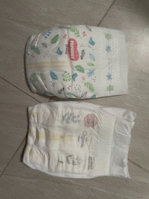 Nhìn qua thì nhỏ hơn Moony trắng nhưng khi đóng bỉm thì ko thấy sự khác biệt về kích thước. Bé nhà mình dùng ko bị hăm, Huggies dùng ban ngày, Moony trắng ban đêm