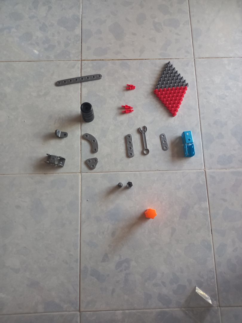 bộ này thiếu con tán đâu có ráp được. Shop xem gửi cho bộ con tán để vặn bộ ốc để ráp thành mo hình nha, cám ơn