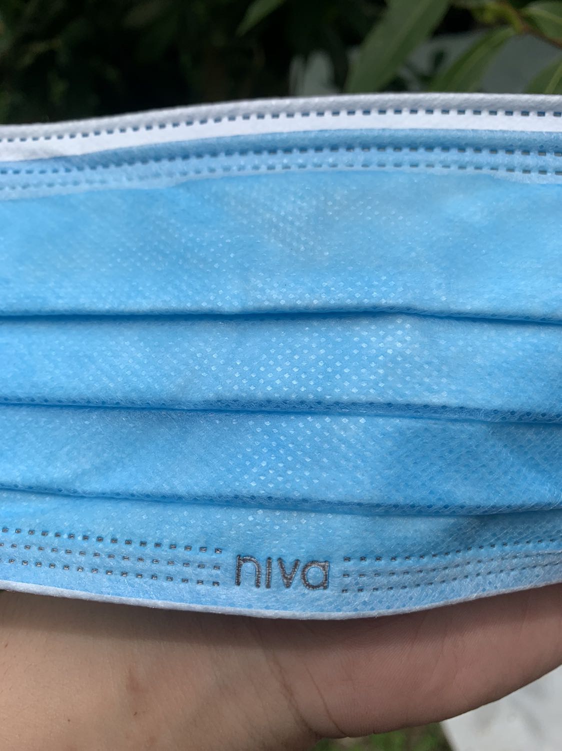 Tiki: Đóng gói hàng cẩn thận. 
Khẩu trang: hộp còn nguyên tem của nhà sản xuất, vỏ hộp đẹp, chất lượng, bên trong có thêm lớp bọc khẩu trang lại, quai đeo được dập chắc chắn, đeo lên mặt thì dễ thở, màu sắc khẩu trang cũng ok.