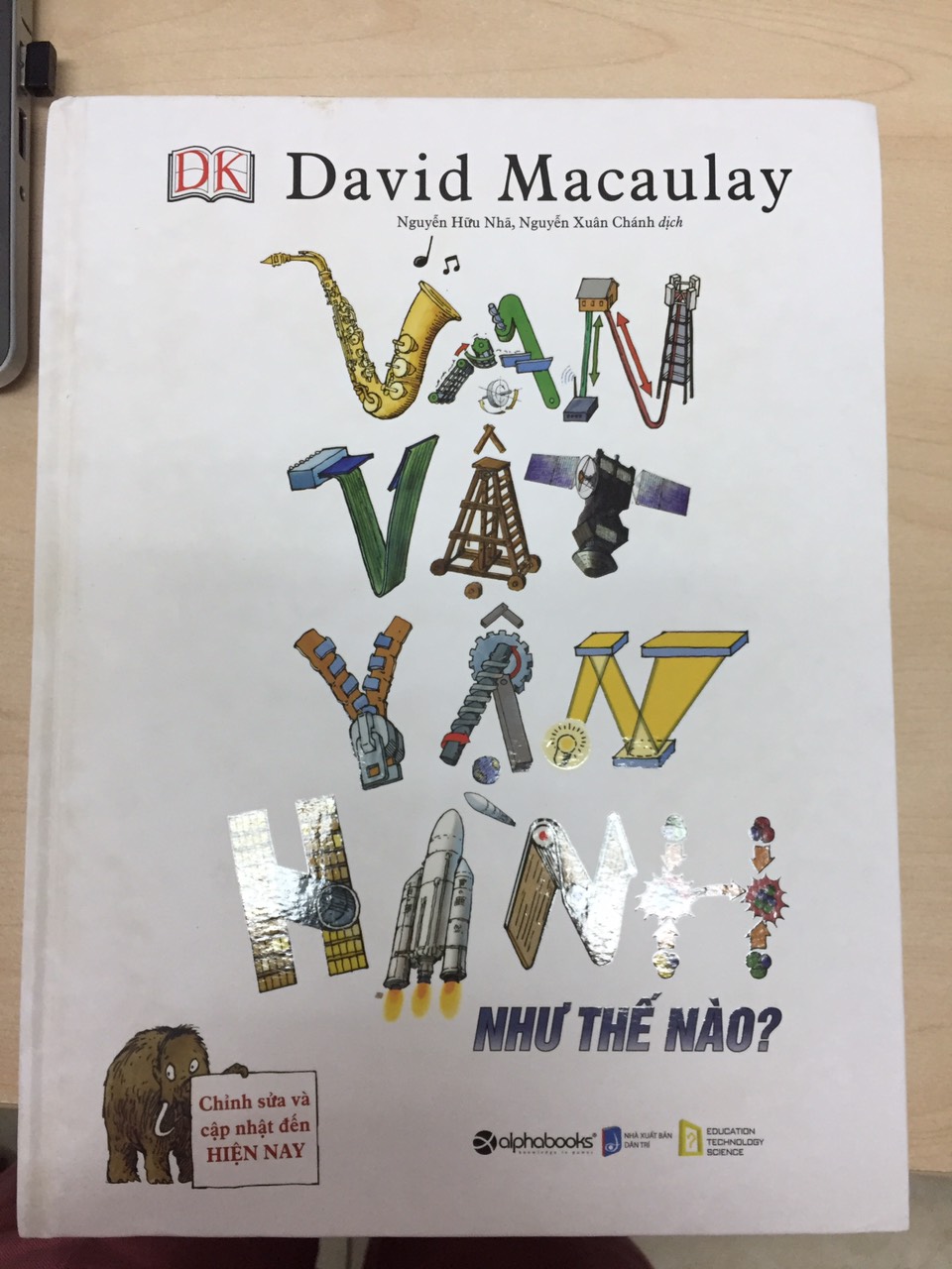 Thấy nhiều bạn comment chất lượng sách, mình vẫn nghĩ là số ít thôi, chắc không sao đâu nhưng thật sự thất vọng khi mở sách ra, bìa thì cũ, dơ lem nhem kiểu bị ẩm mốc lâu ngày, gáy sách bị rách. Tiki cần xem lại dịch vụ của mình, sản phẩm vậy mà cũng đóng gói gửi cho khách hàng. Thêm nữa đổi trả siêu lâu, mình mất tận 13 ngày mới được nhận sp đổi. Sản phẩm đổi lại cũng vẫn còn dơ một ít ngoài bìa nhưng thấy mất thời gian quá với lại nội dung sách khá hay nên mình tạm chấp nhận.
