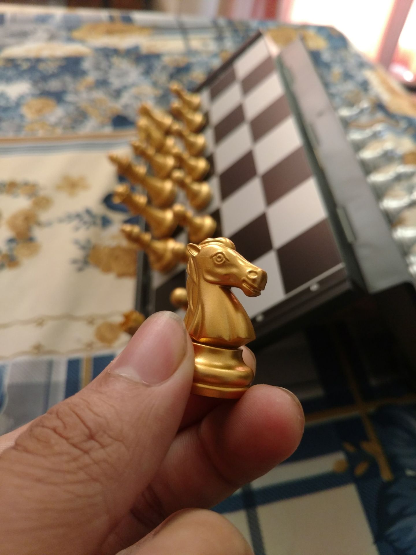 bộ cờ bằng nhựa nhưng nước sơn khá tốt, chi tiết ổn. Quân cờ tuy nhẹ nhưng cầm chắc tay, không thấy rõ mối ghép khuôn nhựa trên quân cờ. Lực hít vừa phải
Viền bàn cờ khá mong manh, cần hạn chế rơi rớt
Quân ngựa trông hơi *** 1 tý :)