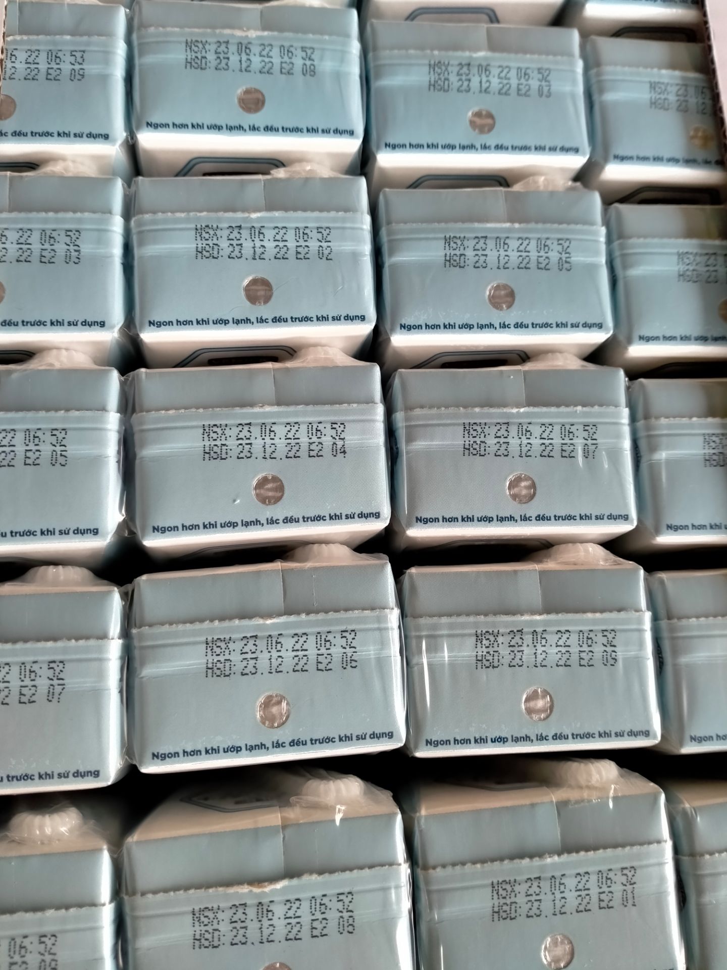 date mới , đến tháng 12 lận ,, shop giao tỉnh tầm 5 ngày , bọc 2 thùng giấy thêm lớp chống sốc nữa. okela