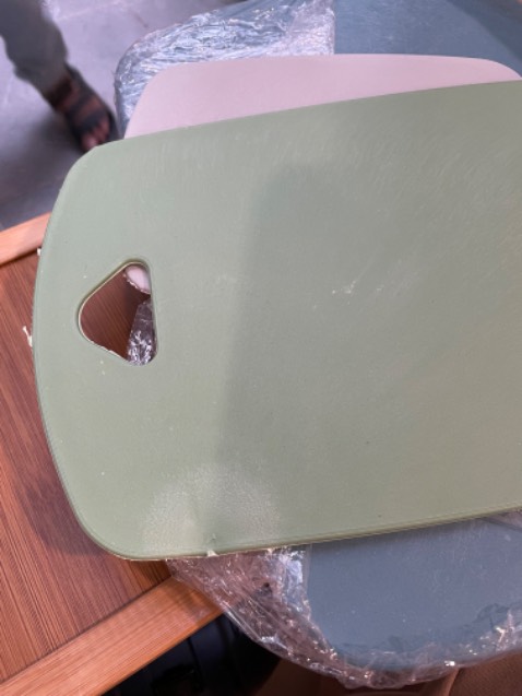 Sản phẩm xấu tệ, xước nhiều, viền nhựa nham nhở không hề giống hình chụp. Yêu cầu trả lại hàng.