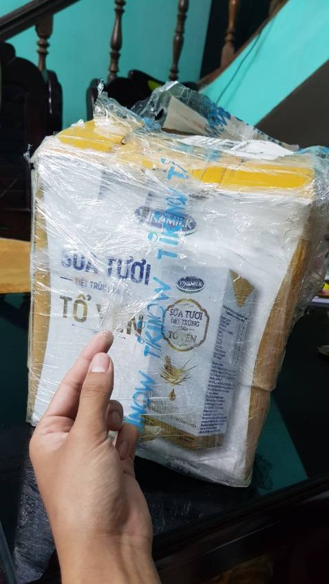 Tiki phải làm rõ vụ này để trả lại công bằng cho khách hàng. Thùng sữa mình từ Hà Nội đặt về quê cho bố mình ở Hải Phòng. Lúc em trai mình mở thùng ra thì chỉ có 6 vỏ chai nutriboost (hàng tặng kèm). Thùng sữa thì bị mất 2 lốc. Đây là lần đầu tiên mình bị vậy. Mình suy đoán lỗi này khả năng là do các bên vận chuyển thôi. Em trai mình thì nói là cho qua vụ nhưng mình thì không. Phải làm rõ vì còn quyền lợi của những khách hàng sau nữa. Sữa mà bị thế này, nhỡ có ai đó bơm hay tiêm chất độc gì đó vào sữa thì sao?! 
Những ai bị như mình cứ mạnh dạn thông báo với TIki nhé. 
Tiki đang hỗ trợ mình để giải quyết vụ này.