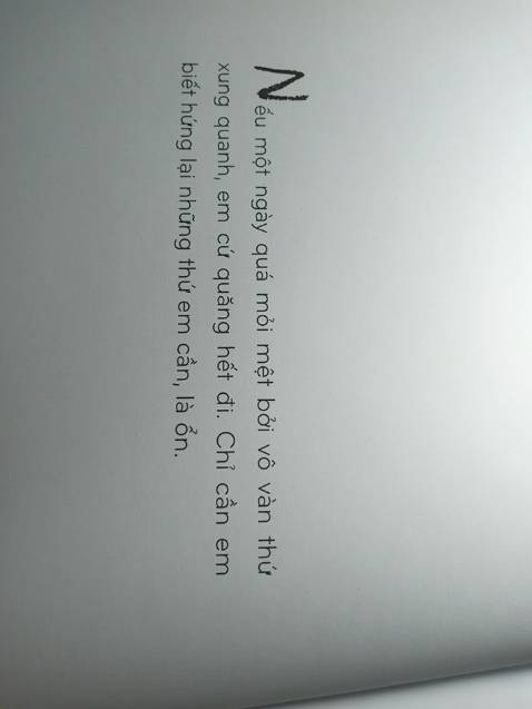 Chủ đề rấttt da dạng nha mọi người, tuii tô bằng màu nước nhìn đẹp lắm á (nếu sợ lem xuống trang khác thì kẹp giấy vào á),  in hình nét đẹp nha, không hề bị lem màu in đâuuu...1000 điểmm cho sách nhaa ( tuii tô k được cẩn thận cho lắm🤣)